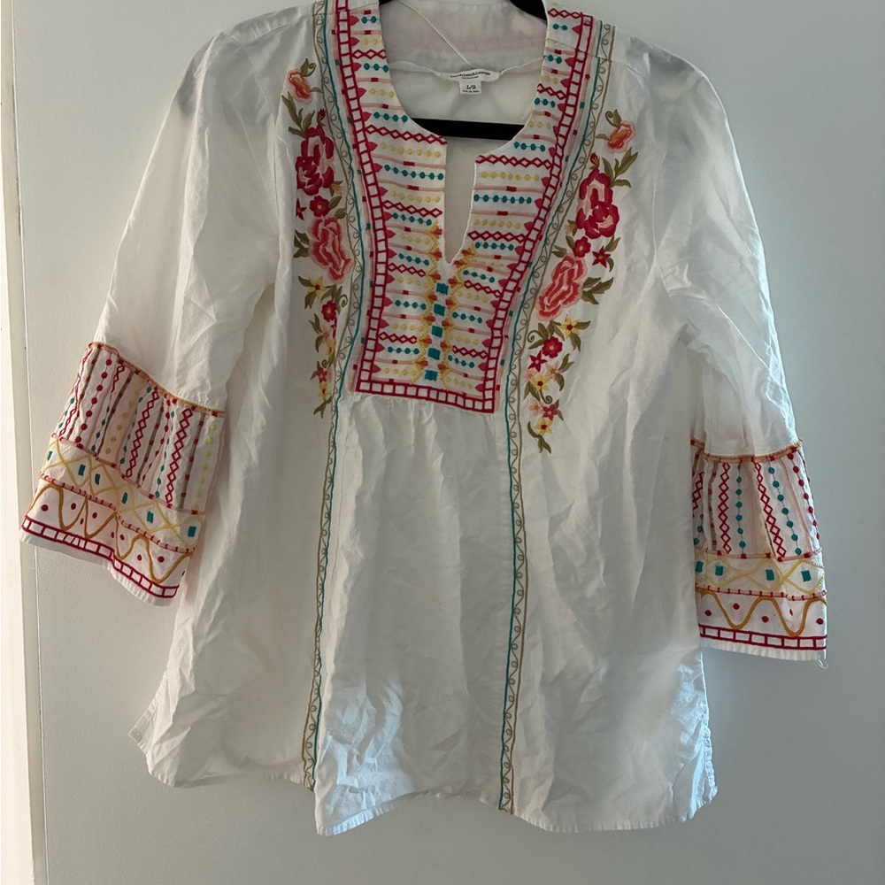 beachlunchlounge White Blouse with Multicolor Embroidery